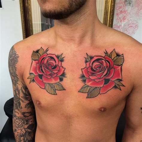 rosas en el pecho hombre|Tatuajes de rosas en el pecho: recopilación de diseños